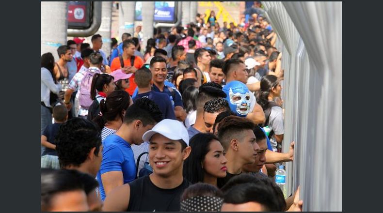 A la espera. El clima no fue impedimento. Desde las 5:00 a. m., los concursantes hicieron fila para audicionar.