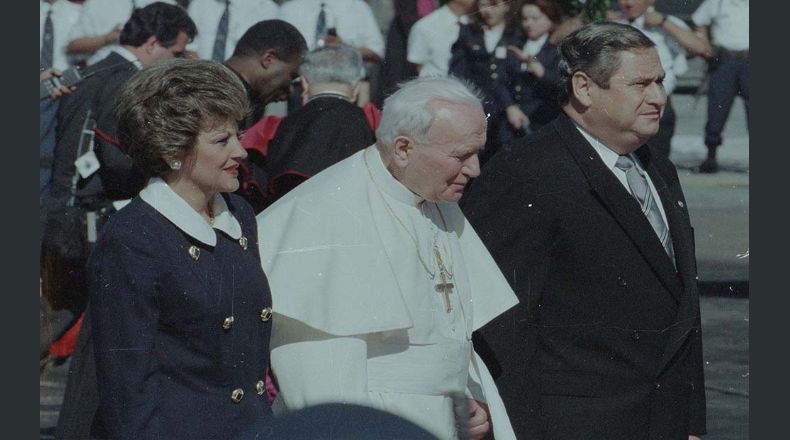 Juan Pablo II es recibido por el presidente Armando Calderón Sol y la primera dama Elizabeth de Calderón en 1996.