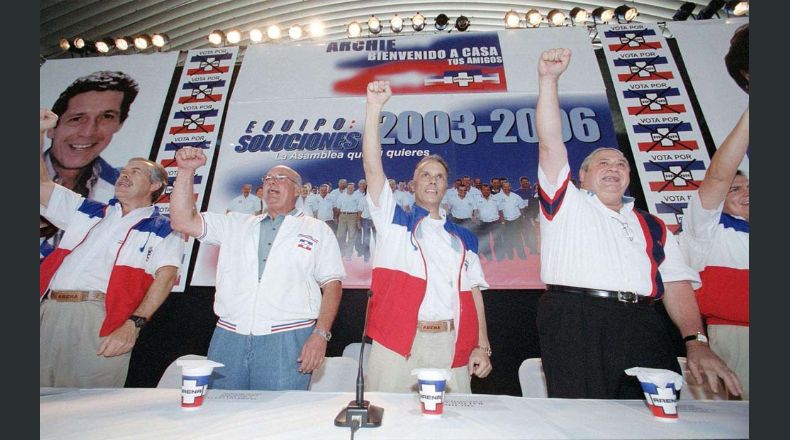 Ricardo Sagrera, Alfredo Cristiani, Archie Baldochi, presidente del COENA, y Armando Calderón Sol, en cierre de campaña  en el 2003