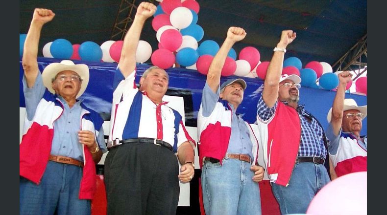 El ex presidente de la república Armando Calderón Sol presidente honorario del COENA en Ahuachapán en el 2003.