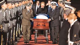 Foto de LA PRENSA/Josué Guevara De Estados Unidos.   Por haber sido expresidente de la república, el cadáver de Armando Calderón Sol fue recibido con honores militares a su arribo ayer al aeropuerto internacional.