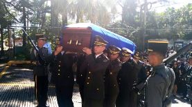 Féretro ingresando a Iglesia San José de la Montaña. (Foto: ARENA)