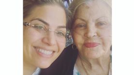 Fotografía de Kathya Carranza con su abuelita.