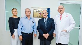 Celina de Kriete, Roberto Kriete, Enrique Sol Meza y Salvador Díaz Bazán, durante la inauguración de la clínica integral.