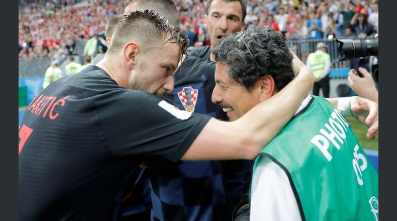 Yuri Cortez junto a Ivan Rakitic, durante el Mundial de Rusia 2018.