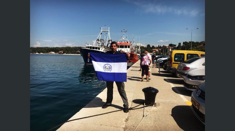 Yuri Cortez, orgulloso de El Salvador durante sus vacaciones en Croacia