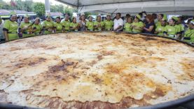 En Olocuilta se hizo ayer una pupusa gigante, con motivo del Día Nacional de la Pupusa. Foto de LA PRENSA/Javier Aparicio