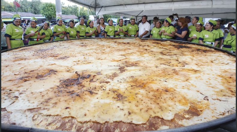 En Olocuilta se hizo ayer una pupusa gigante, con motivo del Día Nacional de la Pupusa. Foto de LA PRENSA/Javier Aparicio