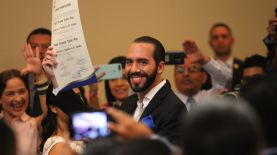 Nayib Bukele, de la Gran Alianza por la Unidad Nacional (GANA), muestra la credencial otorgada por Tribunal Supremo Electoral (TSE) que le certifica como presidente electo para el período 2019-2024, tras ganar los comicios del pasado 3 de febrero, este viernes, en San Salvador (El Salvador). EFE/ Rodrigo Sura