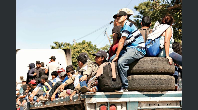 Parte caravana de 40 migrantes salvadoreños hacia EUA