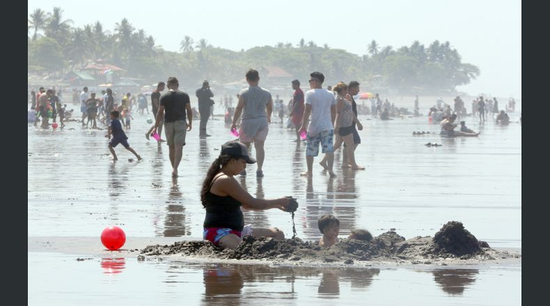 En la playa, los vacacionestas encuentran diversas formas de divertirse, ya sea en el mar o en la arena.Ericka Chávez