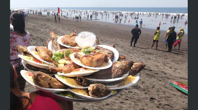 Los veraneantes disfrutaron  ricos y variados platillos a un precio conveniente para su bolsillo.Ericka Chávez