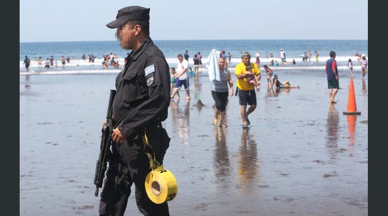 La PNC desplegó elementos poloiciales para garantizar el bienestar de turistas, nacionales y extranjeros en las diferentes playa y turicentros del país.Ericka Chávez