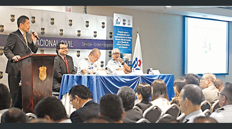 Presentación.  Autoridades de la PNC y de la cooperación japonesa presentaron ayer un documento que recoge toda la estrategia de Policía Comunitaria desde 2008.