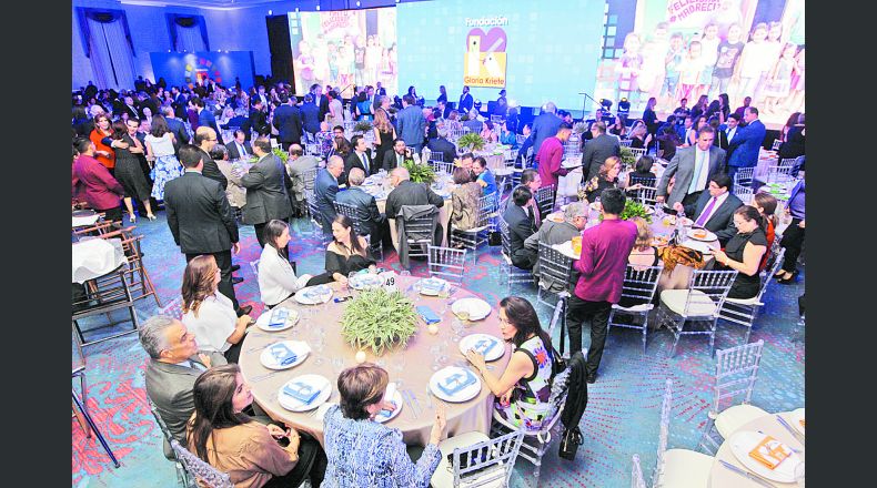 Durante la celebración.  Miembros de la familia Kriete compartieron agradables momentos con los ganadores de los premios e invitados especiales.