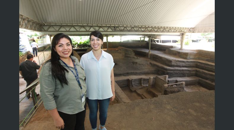 La arqueóloga Michelle Mira y la ministra de Cultura, Suecy Callejas durante un recorrido, hoy, en Joya de Cerén. /Foto: Franklin Zelaya