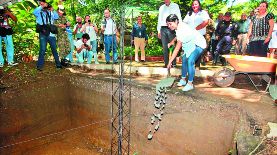 Palada para seguir. Suecy Callejas, ministra de Cultura, dio la palada para reanudar los trabajos. Estuvo acompañada por François Bonet, embajador de Francia en  El Salvador, y Abigail Girón, alcaldesa de San Juan Opico.