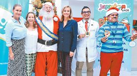 En el lanzamiento de la campaña. Celina de Kriete, Lourdes de Flores, Santa Claus, Anna de Borja, doctor David Castillo y voluntario de la Ludoteca hospitalaria Gloria de Kriete.