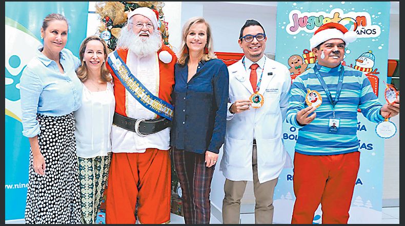 En el lanzamiento de la campaña. Celina de Kriete, Lourdes de Flores, Santa Claus, Anna de Borja, doctor David Castillo y voluntario de la Ludoteca hospitalaria Gloria de Kriete.