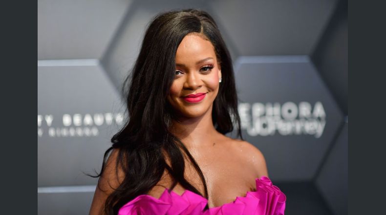 ¡Brutal! Rihanna aparece con cortito vestido de transparencias azules y enciende la alfombra roja