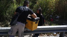 El cuerpo de una persona fue encontrado en el bulevar Merliot, de Antiguo Cuscatlán. Foto de LA PRENSA/Jonatan Funes