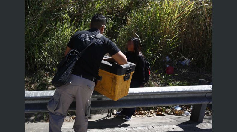 El cuerpo de una persona fue encontrado en el bulevar Merliot, de Antiguo Cuscatlán. Foto de LA PRENSA/Jonatan Funes