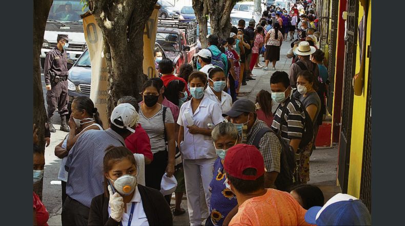 Cobro. Personas que tienen programado su cobro de bono en Semana Santa pueden realizarlo hoy o mañana.