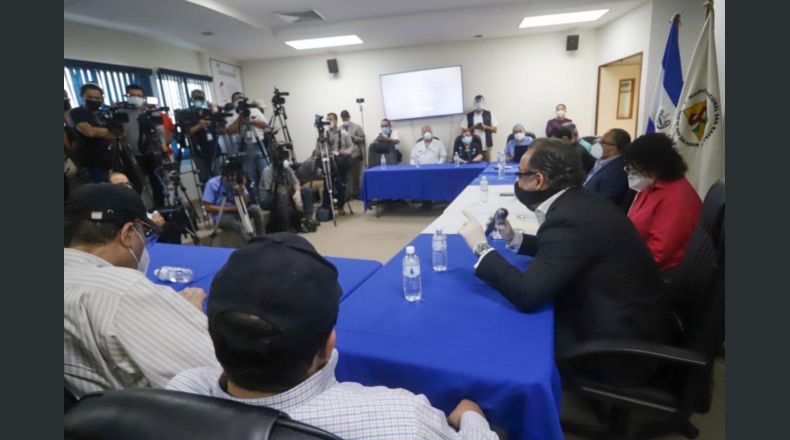 Reunión entre representación de Ejecutivo y Legislativo para buscar acercamientos y lograr entendimientos sobre la emergencia y cuarentena por covid-19. Foto: cortesía Secretaría de Comunicaciones de la Presidencia.