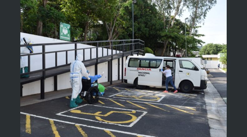 Personal del Ministerio de Salud da de alta a paciente curado de covid-19. Foto: cortesía Ministerio de Salud.