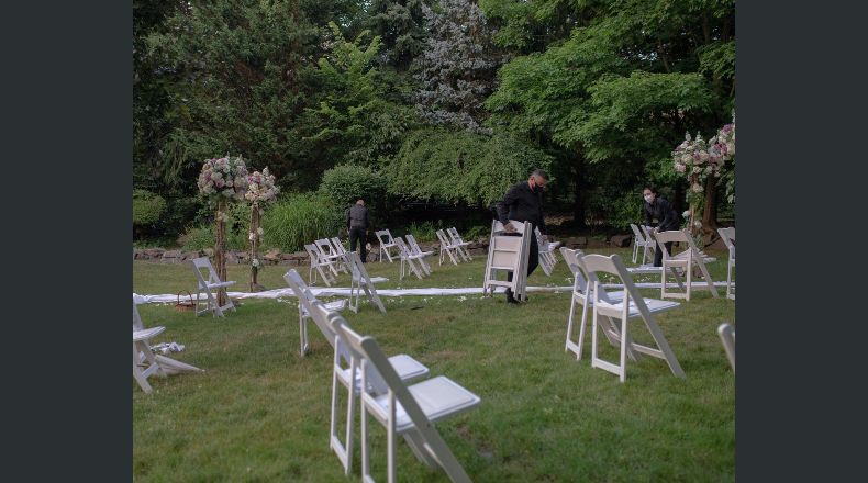 Sillas acomodadas para una boda en Englewood, Nueva Jersey, el 5 de julio de 2020. (September Dawn Bottoms/The New York Times)