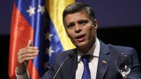 El líder opositor venezolano, Leopoldo López, habla durante una conferencia de prensa en Madrid, el martes 27 de octubre de 2020. (AP Foto/Andrea Comas)