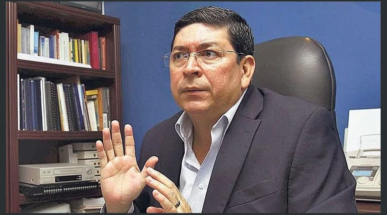 El candidato a diputado por Nuevas Ideas, Walter Araujo, fue denunciado por la abogada Bertha Deleón.