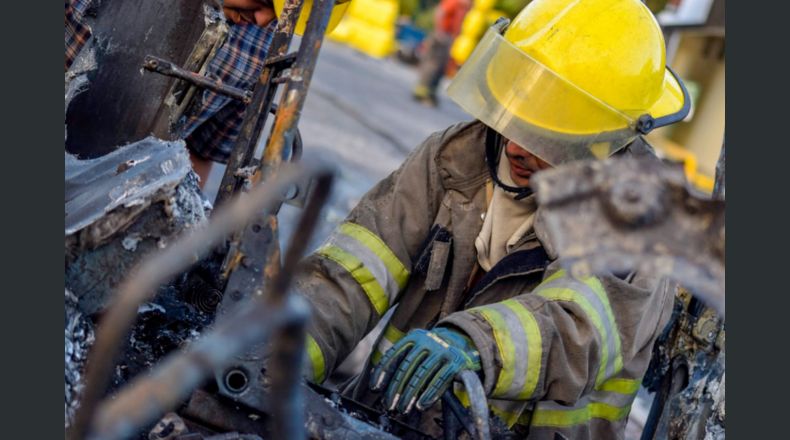 Inspeccionan planta de Tropigas para determinar origen del incendio. Foto: cortesía