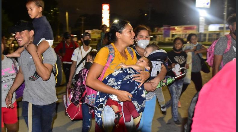 Grupos de personas caminan en una de las llamadas caravanas migrantes, dirección a Guatemala ayer, en San Pedro Sula (Honduras). Foto: EFE