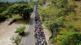 Migrantes hondureños de la nueva caravana que dejó ese país esta semana caminan hoy por una carretera cerca de Jocotán (Guatemala). Miles de hondureños caminan este sábado por Guatemala rumbo a México y luego Estados Unidos en una nueva caravana migrante de ciudadanos que dicen huir de Honduras por la falta de oportunidad de empleo y la inseguridad. EFE