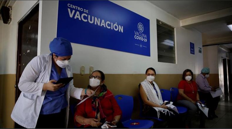 Externos y personal de primera línea del sector privado sin fecha de vacunación en El Salvador