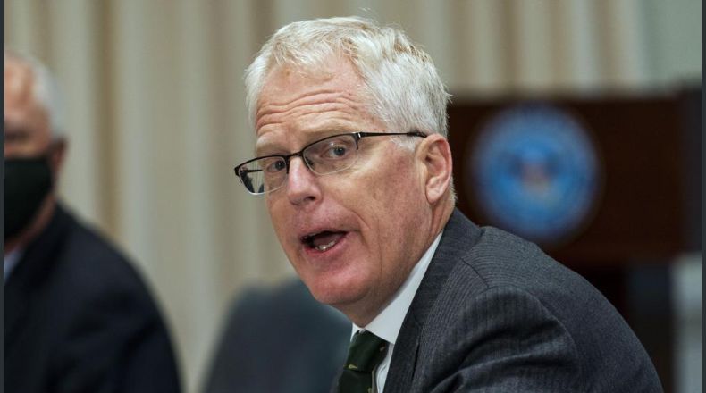 ARCHIVO - En esta foto de archivo del 13 de noviembre de 2020, el entonces secretario interino de Defensa, Christopher Miller, habla en una reunión en el Pentágono. (AP Foto/Manuel Balce Ceneta, File)