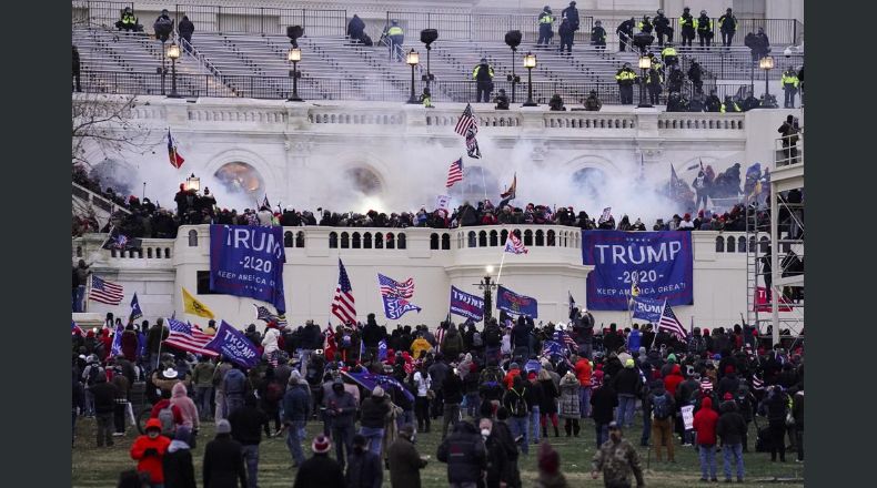 Foto tomada durante el asalto al Capitolio en Washington el 6 de enero de 2021. (Foto AP/John Minchillo)