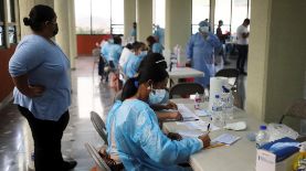 Personal de salud trabaja durante una jornada de vacunación contra la Covid-19 al gremio periodístico el domingo, en Tegucigalpa (Honduras). El Colegio de Periodistas de Honduras (CPH) comienza una jornada de vacunación que incluirá a comunicadores de todo el país, en coordinación con la Secretaría de Salud. EFE/ Gustavo Amador