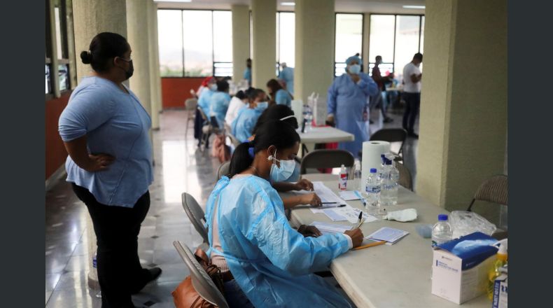 Personal de salud trabaja durante una jornada de vacunación contra la Covid-19 al gremio periodístico el domingo, en Tegucigalpa (Honduras). El Colegio de Periodistas de Honduras (CPH) comienza una jornada de vacunación que incluirá a comunicadores de todo el país, en coordinación con la Secretaría de Salud. EFE/ Gustavo Amador