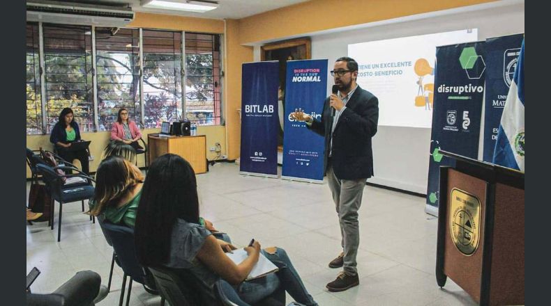 Disruptivo, la innovadora experiencia de formación digital que acerca las experiencias profesionales a la Universidad Dr. José Matías Delgado