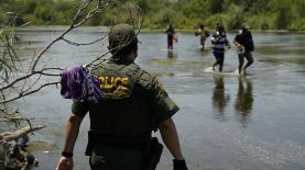 Un agente de la Patrulla Fronteriza de Estados Unidos junto con migrantes que cruzan el río Bravo cerca de Del Rio, Texas, el 15 de junio de 2021. (Foto AP/Eric Gay, archivo)