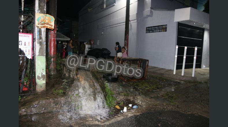 “Yo estuve a punto de que me llevara la creciente y venía un muchacho y me rescató”: Quebrada se desborda y deja daños en viviendas en Zacatecoluca