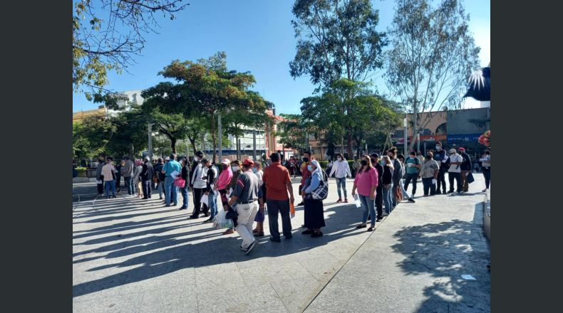 Agotadas a las 8 de la mañana las mil pruebas de covid-19 que se realizan este día en la plaza Gerardo Barrios