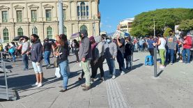 Niños, jóvenes y adultos han llegado a la plaza, ubicada al costado norte de la demolición de la Biblioteca Nacional para tomarse la prueba. Foto LPG/L. Martínez.