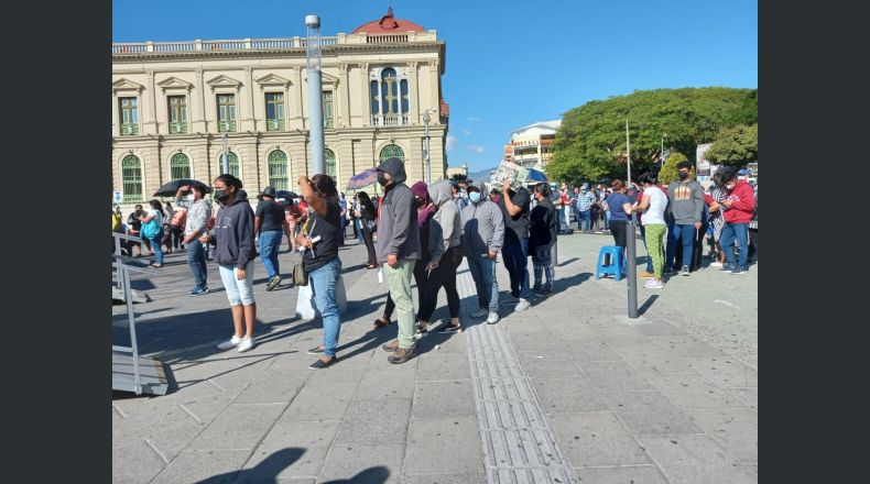 Niños, jóvenes y adultos han llegado a la plaza, ubicada al costado norte de la demolición de la Biblioteca Nacional para tomarse la prueba. Foto LPG/L. Martínez.