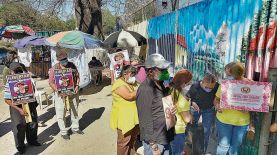 1Espera. Los familiares intentaron, sin éxito, que las autoridades del centro penal les recibieran las cartas para los detenidos.