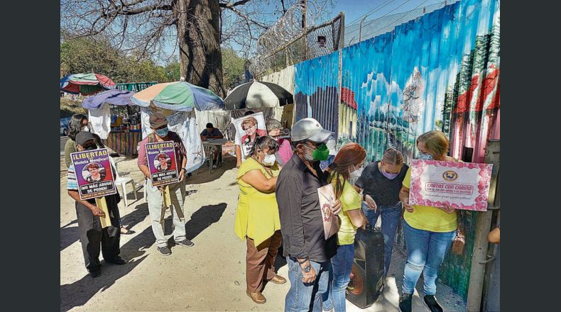 1Espera. Los familiares intentaron, sin éxito, que las autoridades del centro penal les recibieran las cartas para los detenidos.