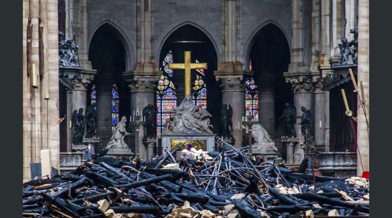 Este viernes 15 se cumplieron 3 años del incendio que acabó con la cubierta de Notre Dame y puso en jaque uno de los templos góticos más emblemáticos de la cristiandad. Foto Archivo/AP.