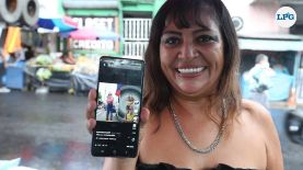 La tiktoker salvadoreña y comerciante informal Yanira Berríos se mostró feliz y sorprendida de que su popular baile llegara hasta las historias de Instagram de la estrella del momento, Bad Bunny. Foto LPG/Michael Huezo.